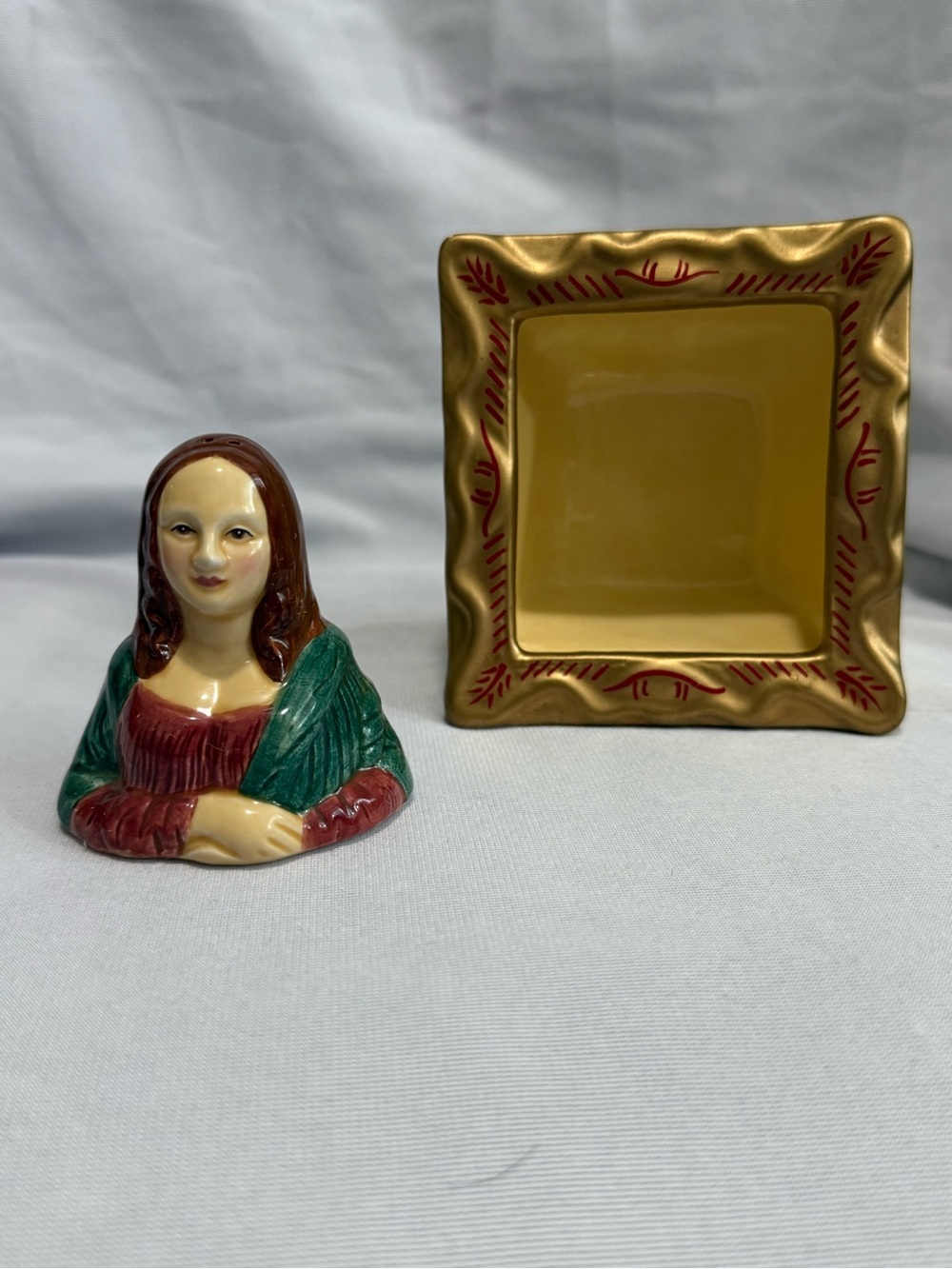 1997 Vandor Mona Lisa Ceramic Salt & Pepper Shaker Set in Picture Frame - Picture 3 of 6